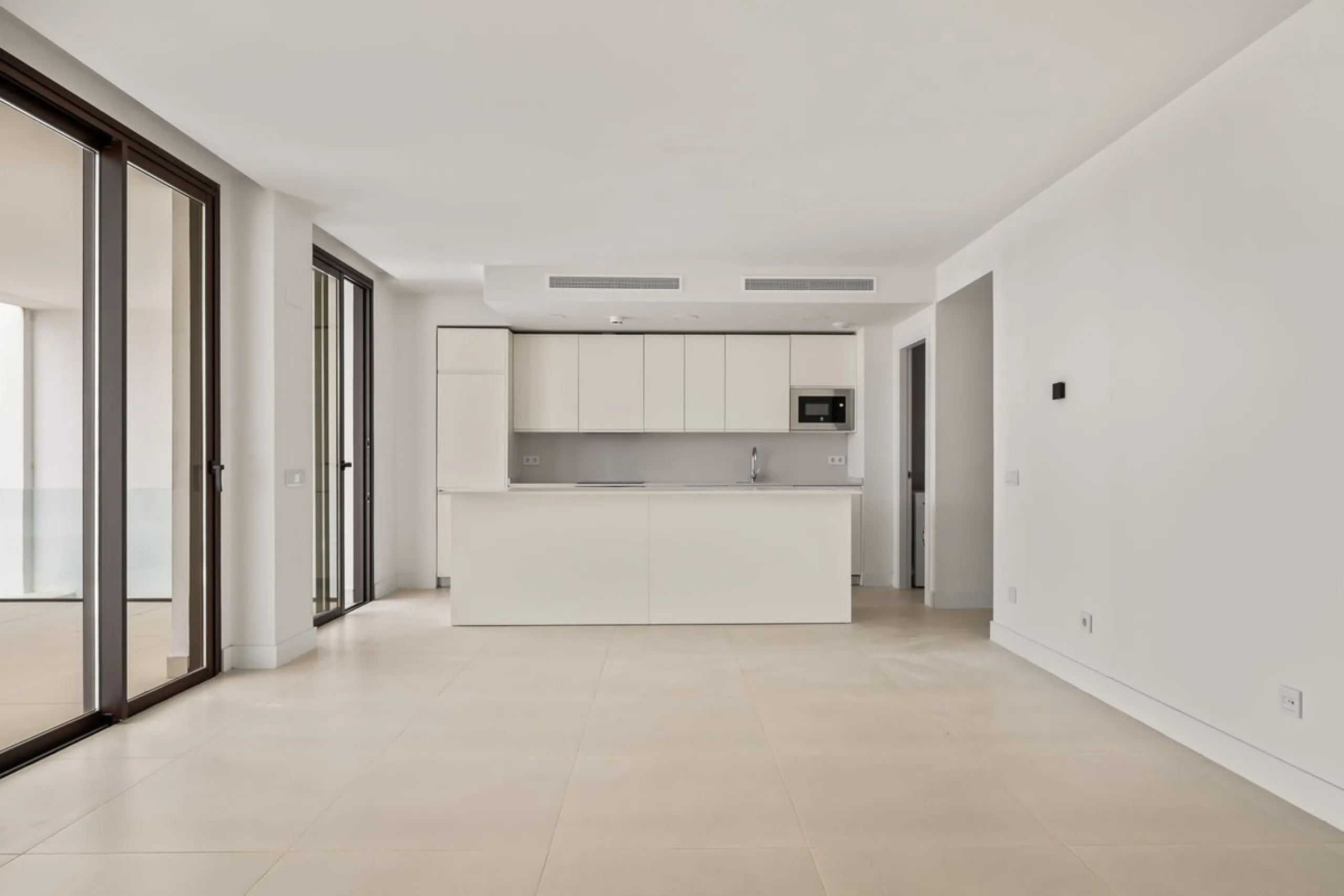 Discover the epitome of contemporary, minimalist living with this exquisite apartment located in Reserva del Higuerón, just a leisurely 400-meter walk from the stunning beaches of Fuengirola.