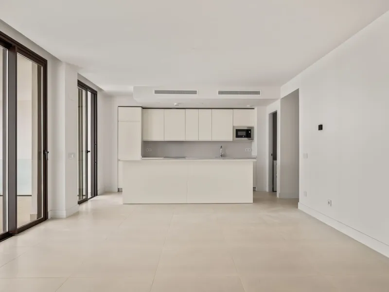 Discover the epitome of contemporary, minimalist living with this exquisite apartment located in Reserva del Higuerón, just a leisurely 400-meter walk from the stunning beaches of Fuengirola.