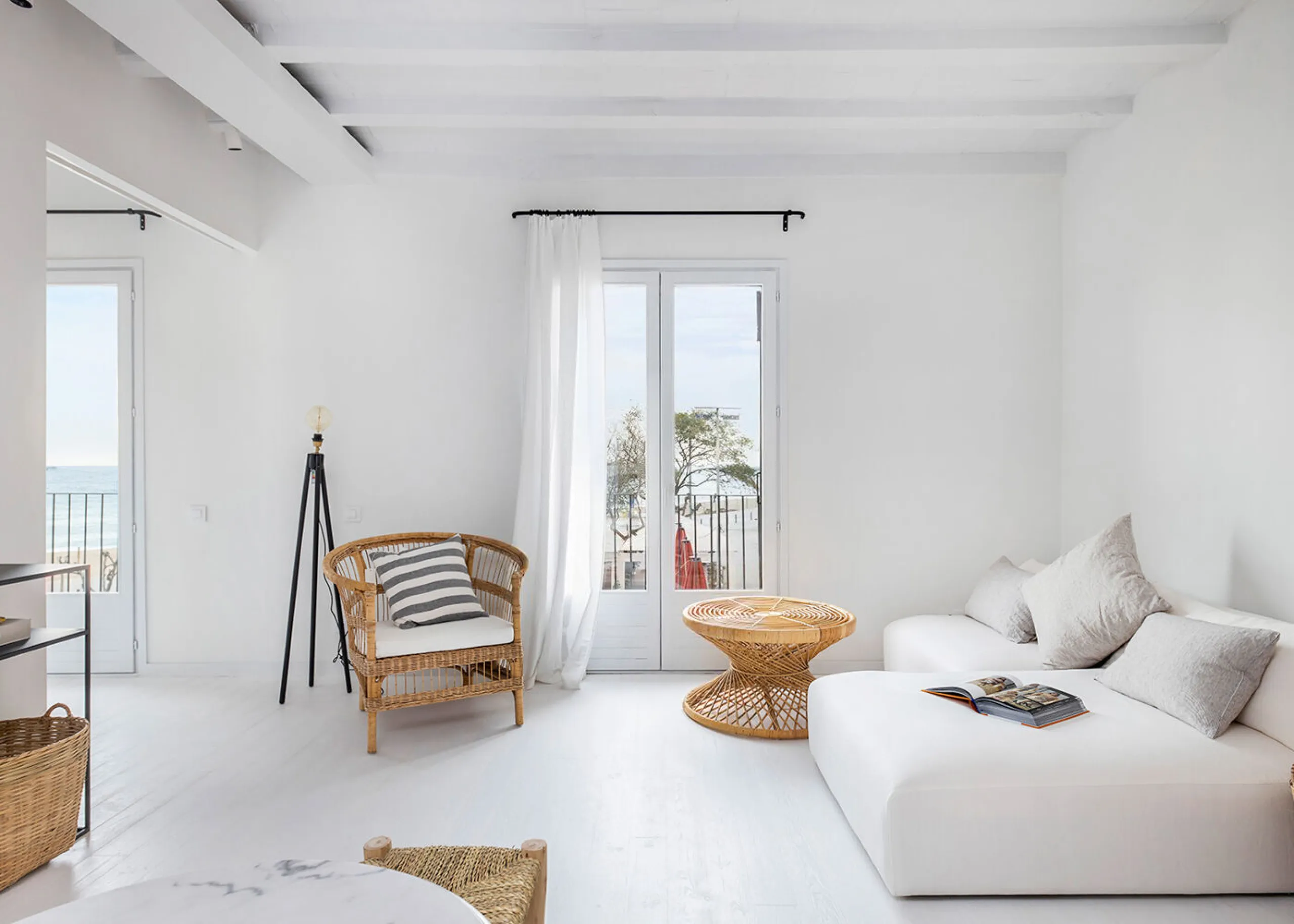 Renovated Beachside Apartment with Balcony in Barceloneta, Barcelona