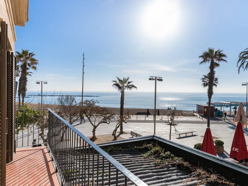 Renovated Beachside Apartment with Balcony in Barceloneta, Barcelona