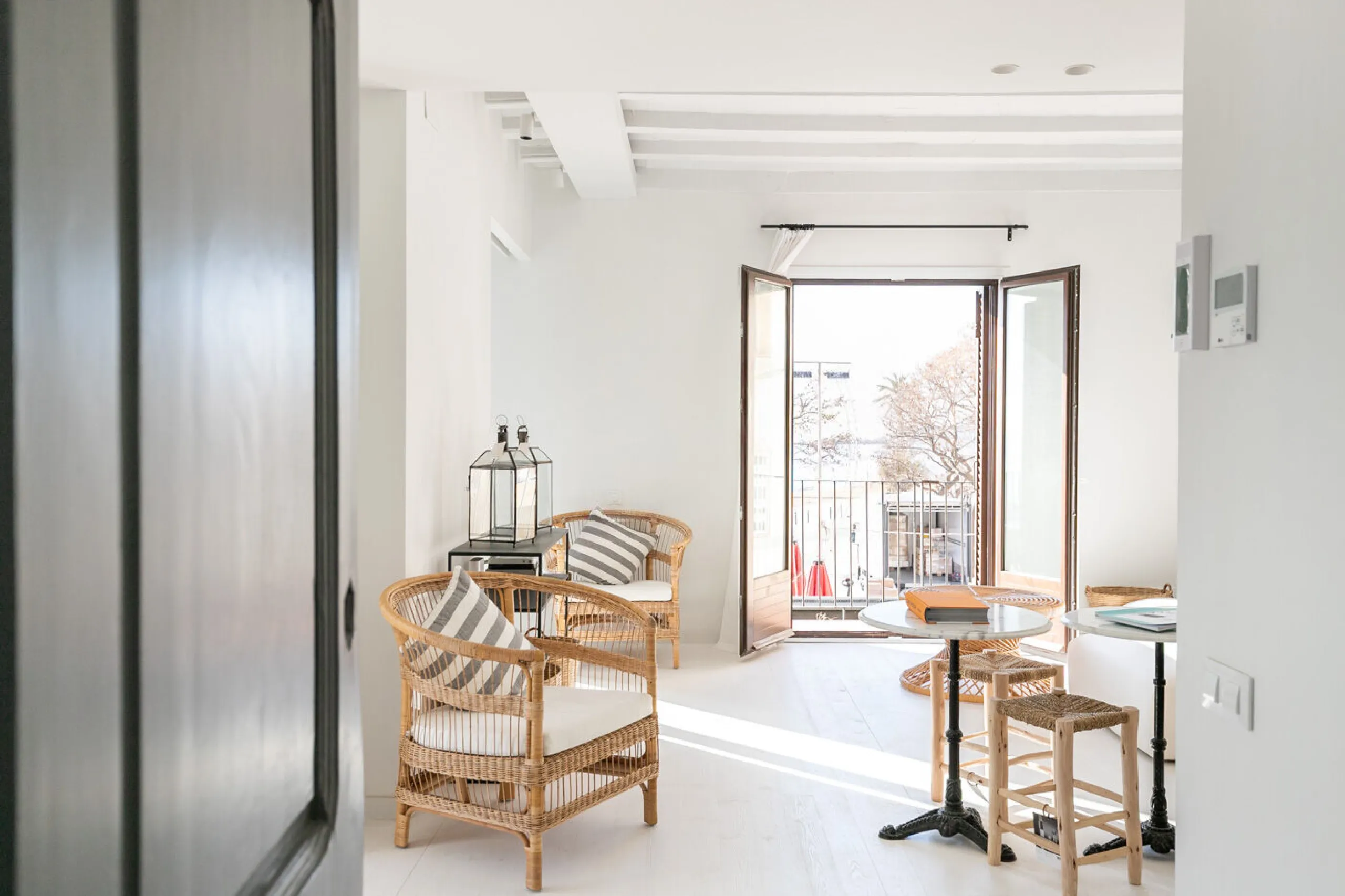 Renovated Beachside Apartment with Balcony in Barceloneta, Barcelona