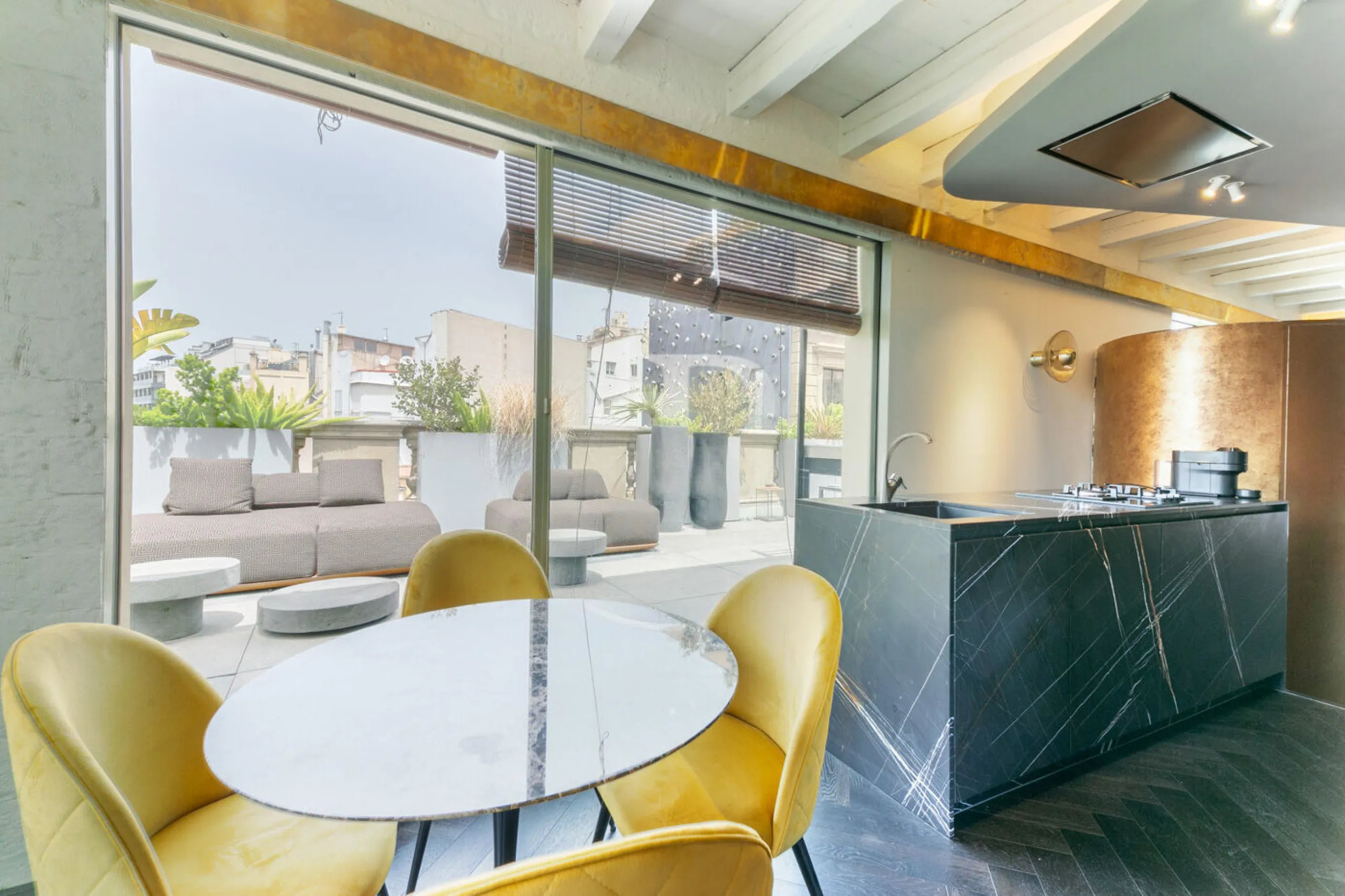 Piso ático con vistas panorámicas y amplia terraza privada en el centro de Barcelona
