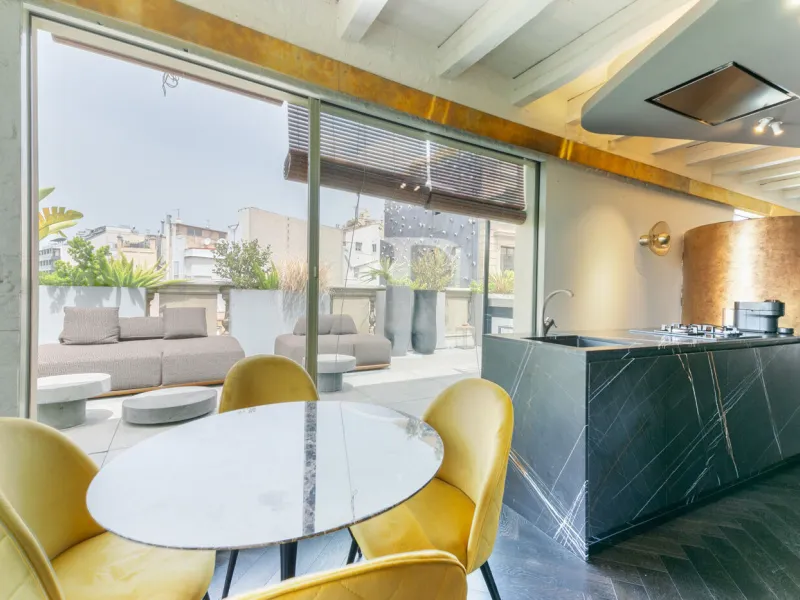 Piso ático con vistas panorámicas y amplia terraza privada en el centro de Barcelona