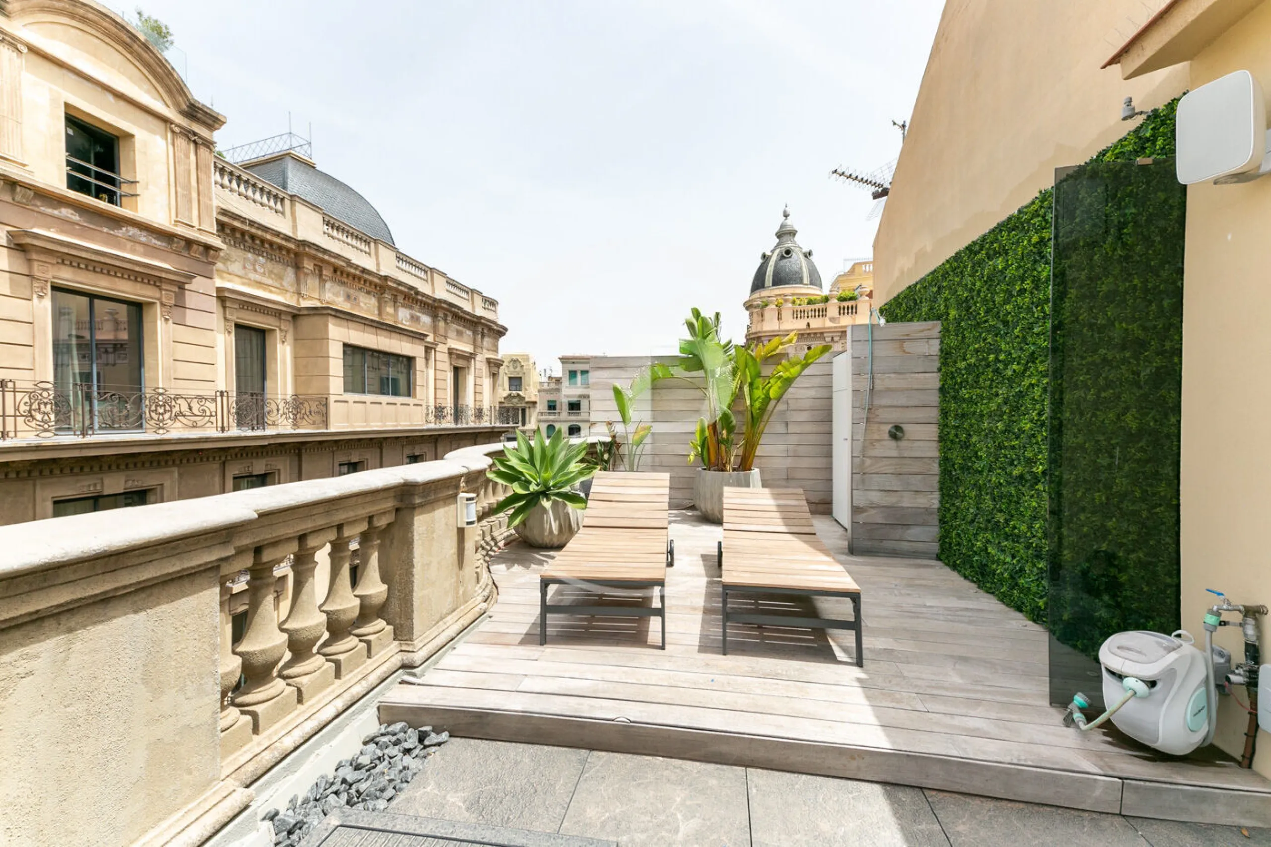 Piso ático con vistas panorámicas y amplia terraza privada en el centro de Barcelona