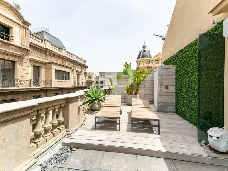 Piso ático con vistas panorámicas y amplia terraza privada en el centro de Barcelona