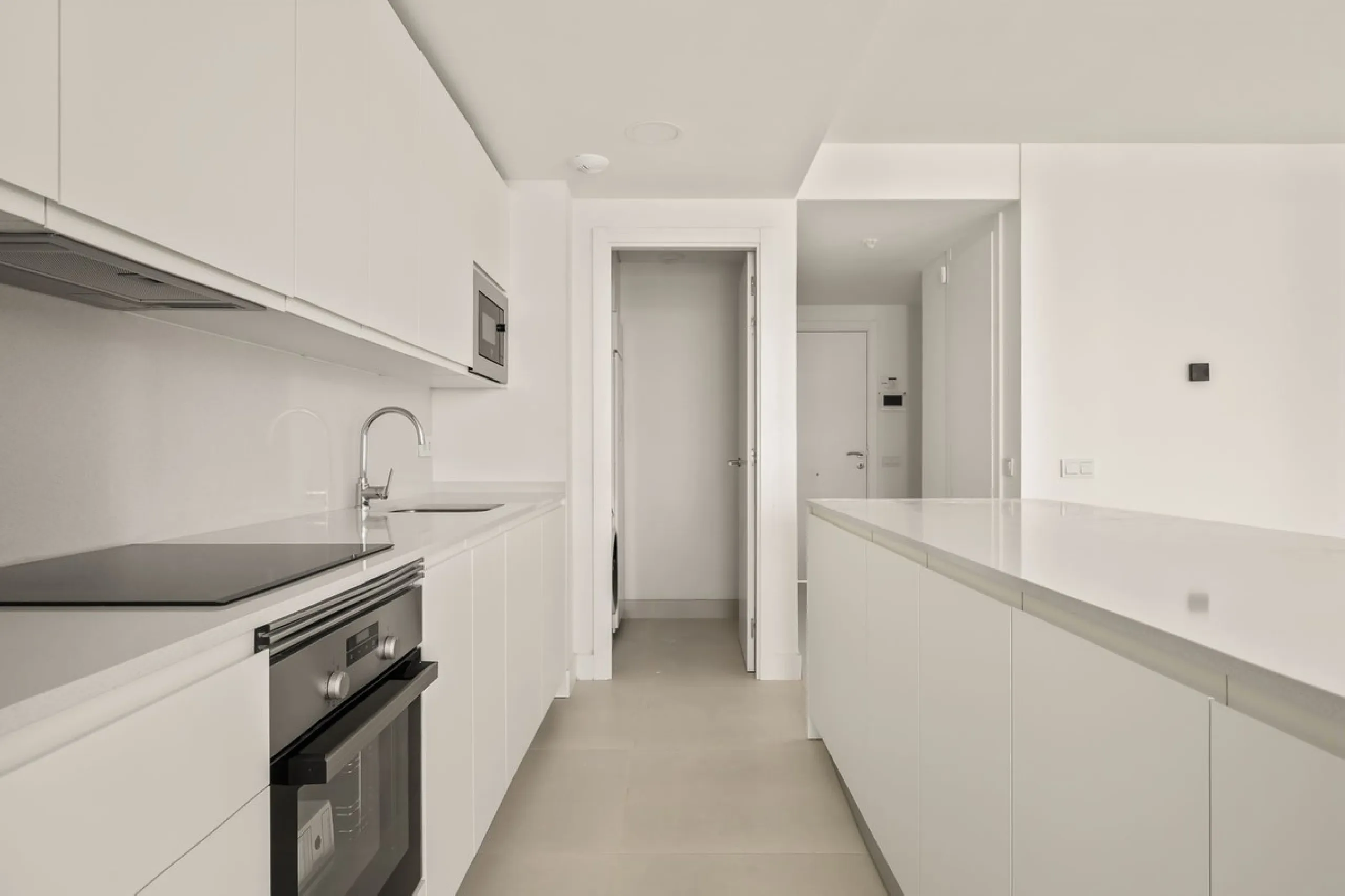 Discover the epitome of contemporary, minimalist living with this exquisite apartment located in Reserva del Higuerón, just a leisurely 400-meter walk from the stunning beaches of Fuengirola.