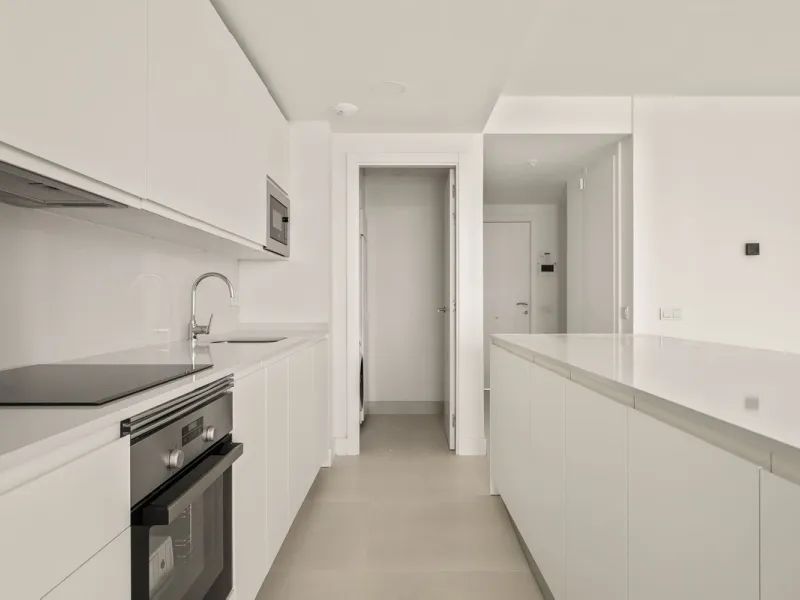 Discover the epitome of contemporary, minimalist living with this exquisite apartment located in Reserva del Higuerón, just a leisurely 400-meter walk from the stunning beaches of Fuengirola.
