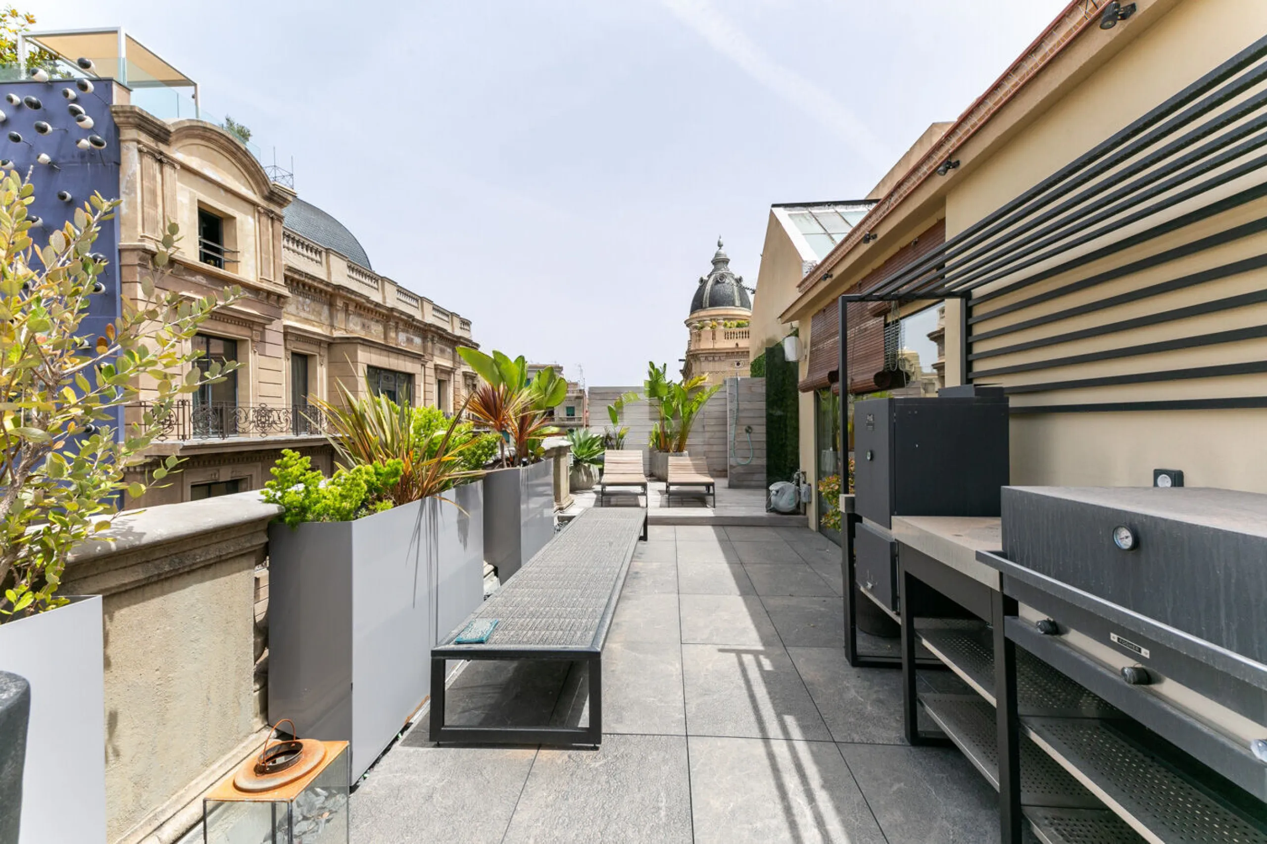 Piso ático con vistas panorámicas y amplia terraza privada en el centro de Barcelona