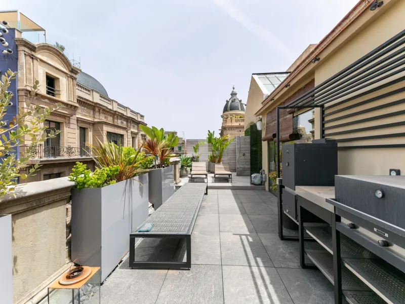 Piso ático con vistas panorámicas y amplia terraza privada en el centro de Barcelona