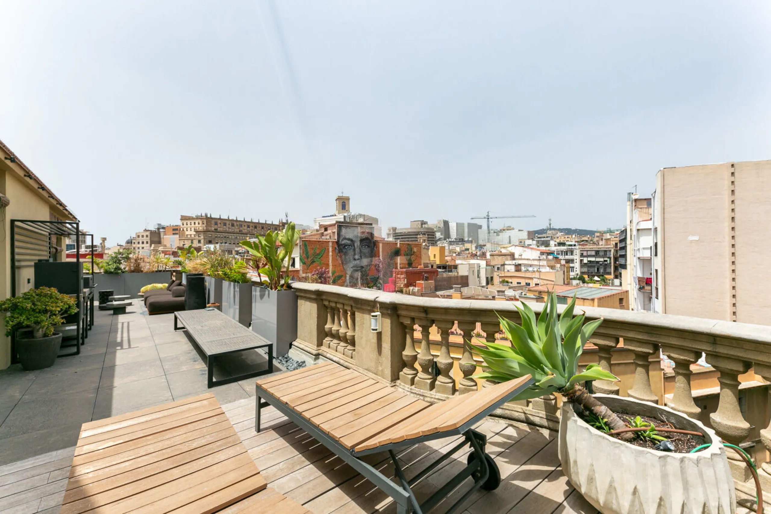 Piso ático con vistas panorámicas y amplia terraza privada en el centro de Barcelona