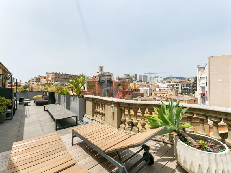Piso ático con vistas panorámicas y amplia terraza privada en el centro de Barcelona