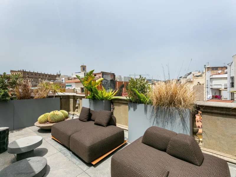 Piso ático con vistas panorámicas y amplia terraza privada en el centro de Barcelona
