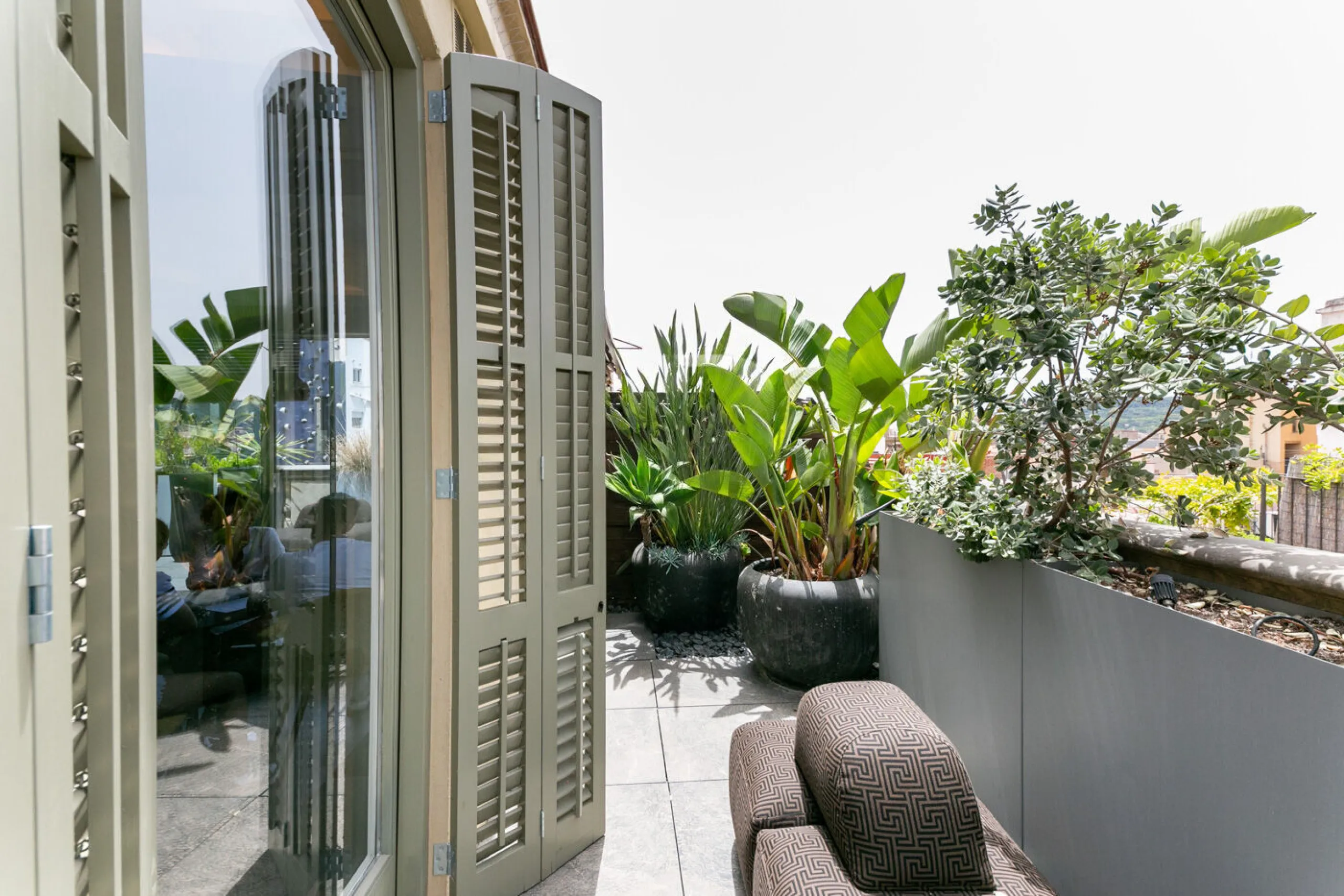 Piso ático con vistas panorámicas y amplia terraza privada en el centro de Barcelona