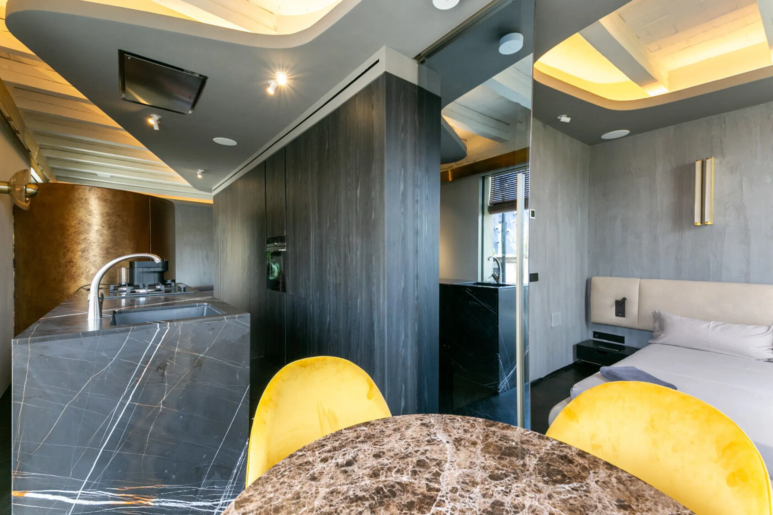 Piso ático con vistas panorámicas y amplia terraza privada en el centro de Barcelona
