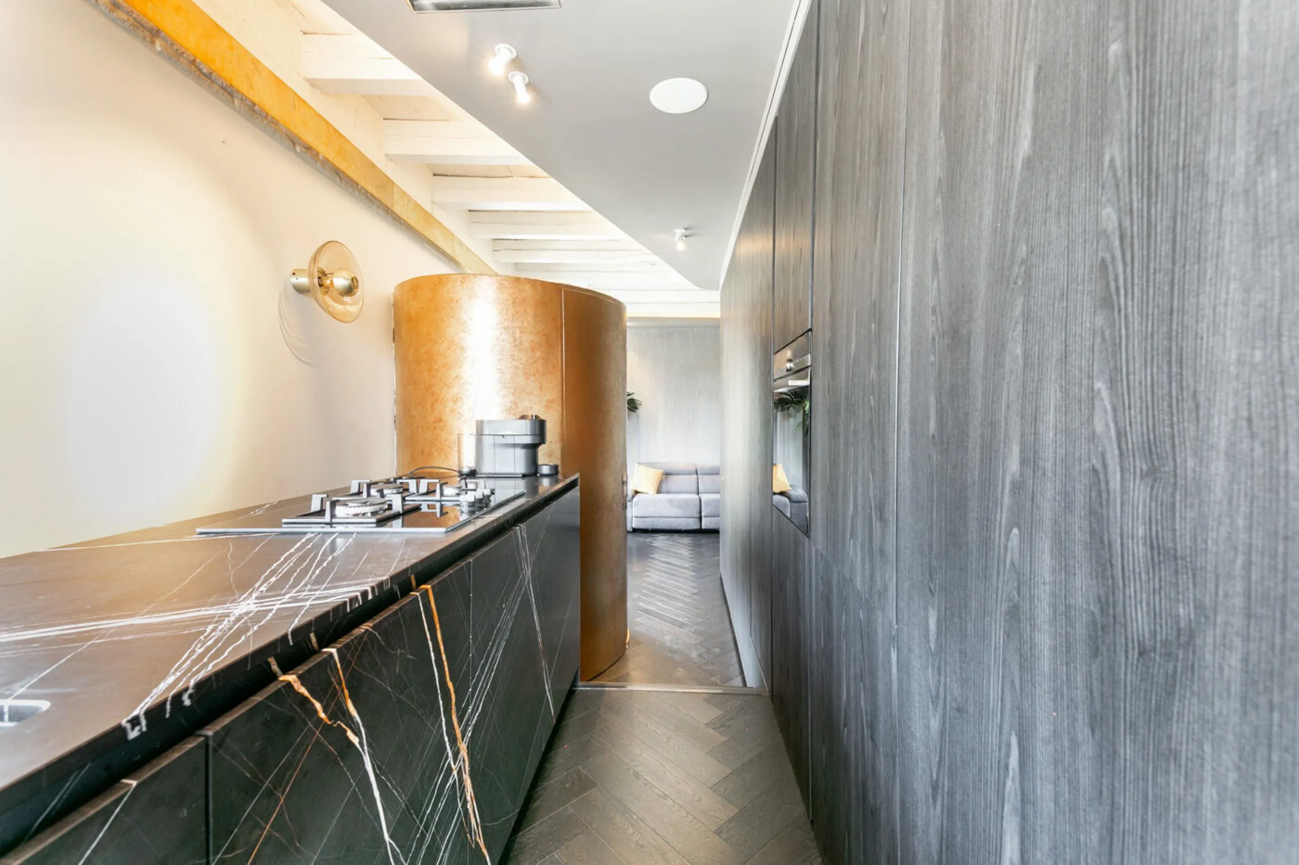 Piso ático con vistas panorámicas y amplia terraza privada en el centro de Barcelona