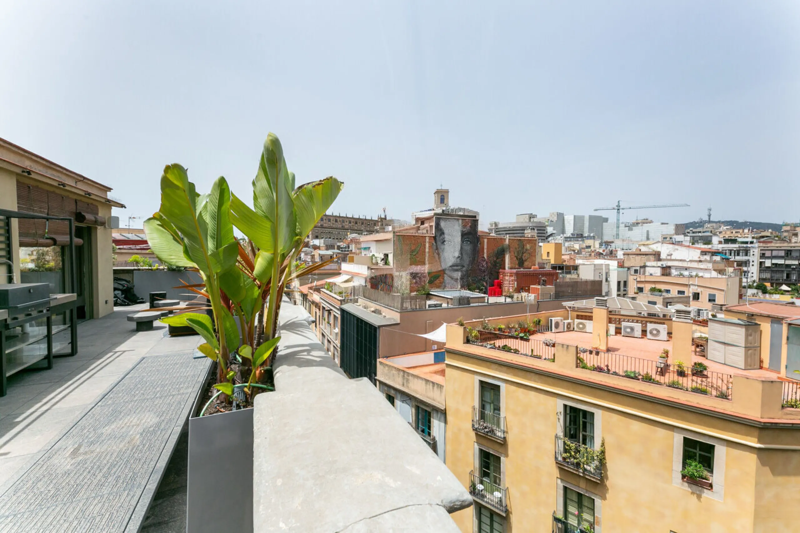 Piso ático con vistas panorámicas y amplia terraza privada en el centro de Barcelona