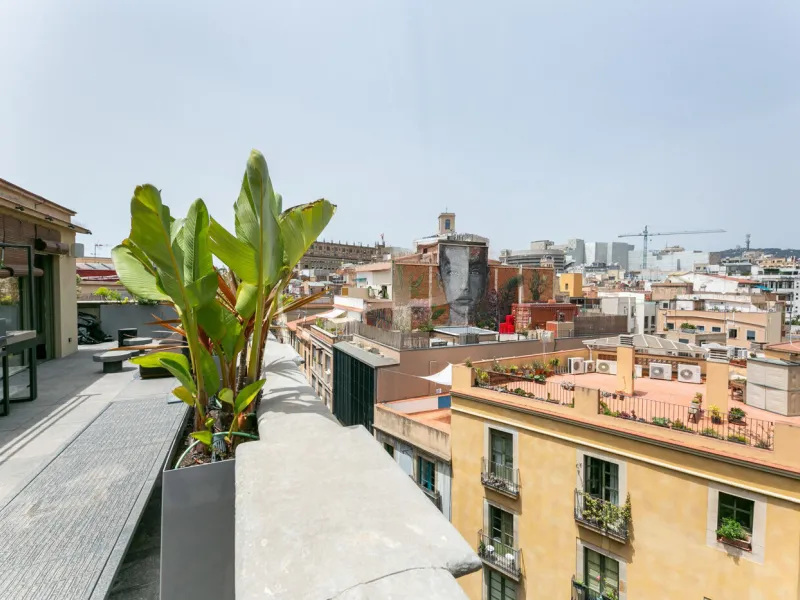 Piso ático con vistas panorámicas y amplia terraza privada en el centro de Barcelona