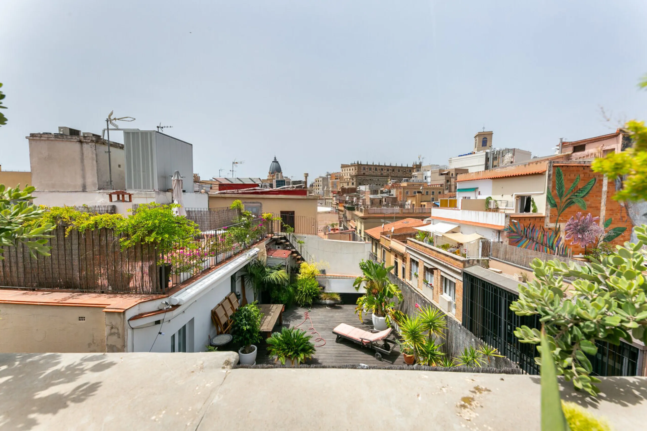 Piso ático con vistas panorámicas y amplia terraza privada en el centro de Barcelona