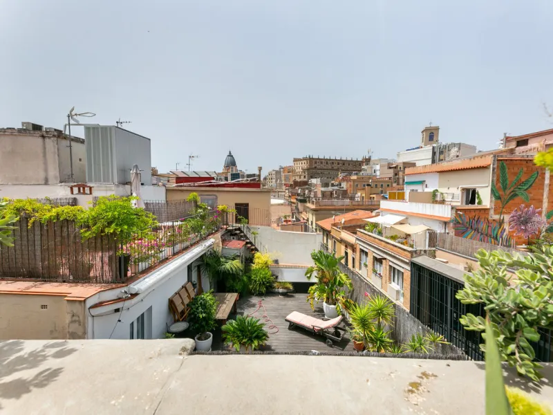 Piso ático con vistas panorámicas y amplia terraza privada en el centro de Barcelona