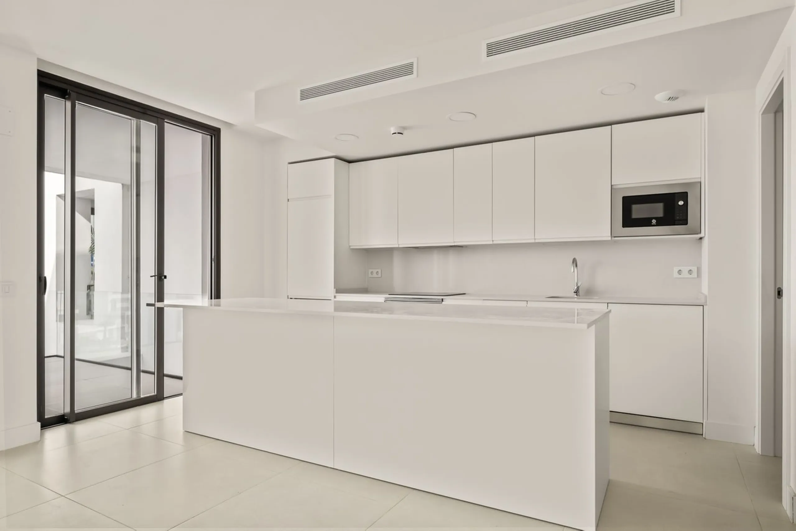 Discover the epitome of contemporary, minimalist living with this exquisite apartment located in Reserva del Higuerón, just a leisurely 400-meter walk from the stunning beaches of Fuengirola.