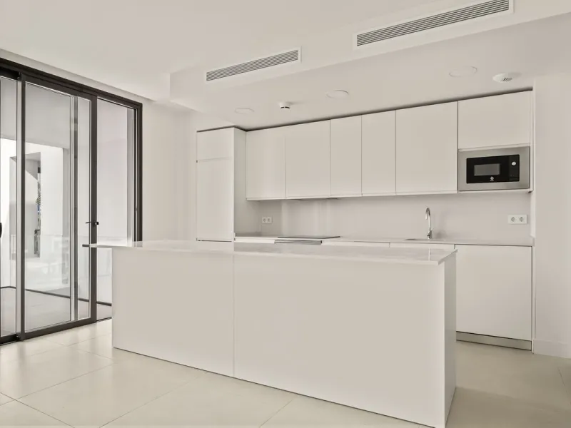 Discover the epitome of contemporary, minimalist living with this exquisite apartment located in Reserva del Higuerón, just a leisurely 400-meter walk from the stunning beaches of Fuengirola.