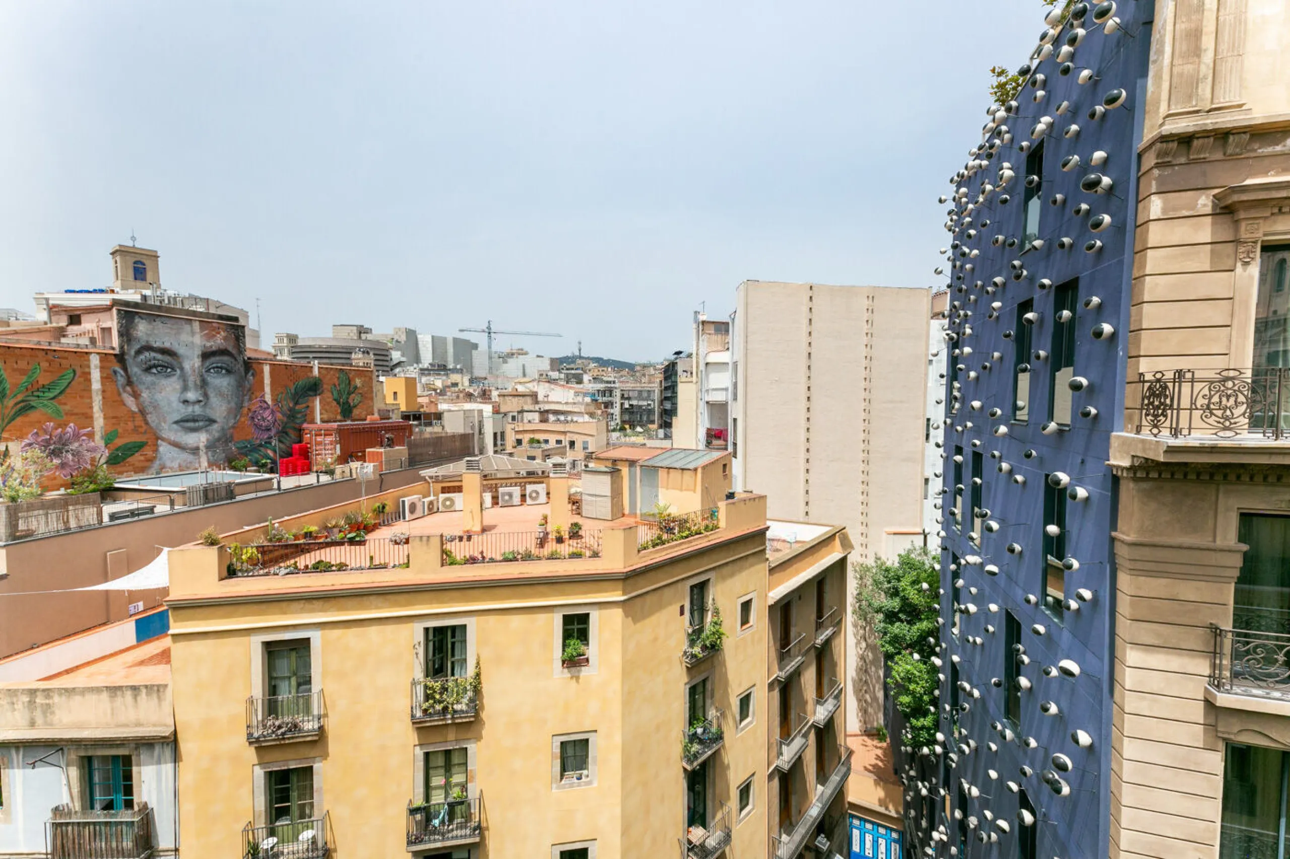 Piso ático con vistas panorámicas y amplia terraza privada en el centro de Barcelona