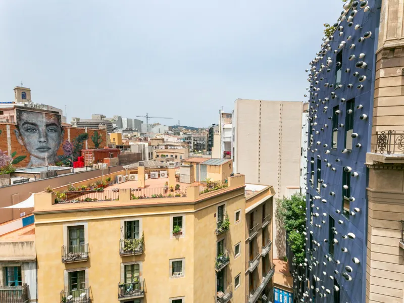Piso ático con vistas panorámicas y amplia terraza privada en el centro de Barcelona