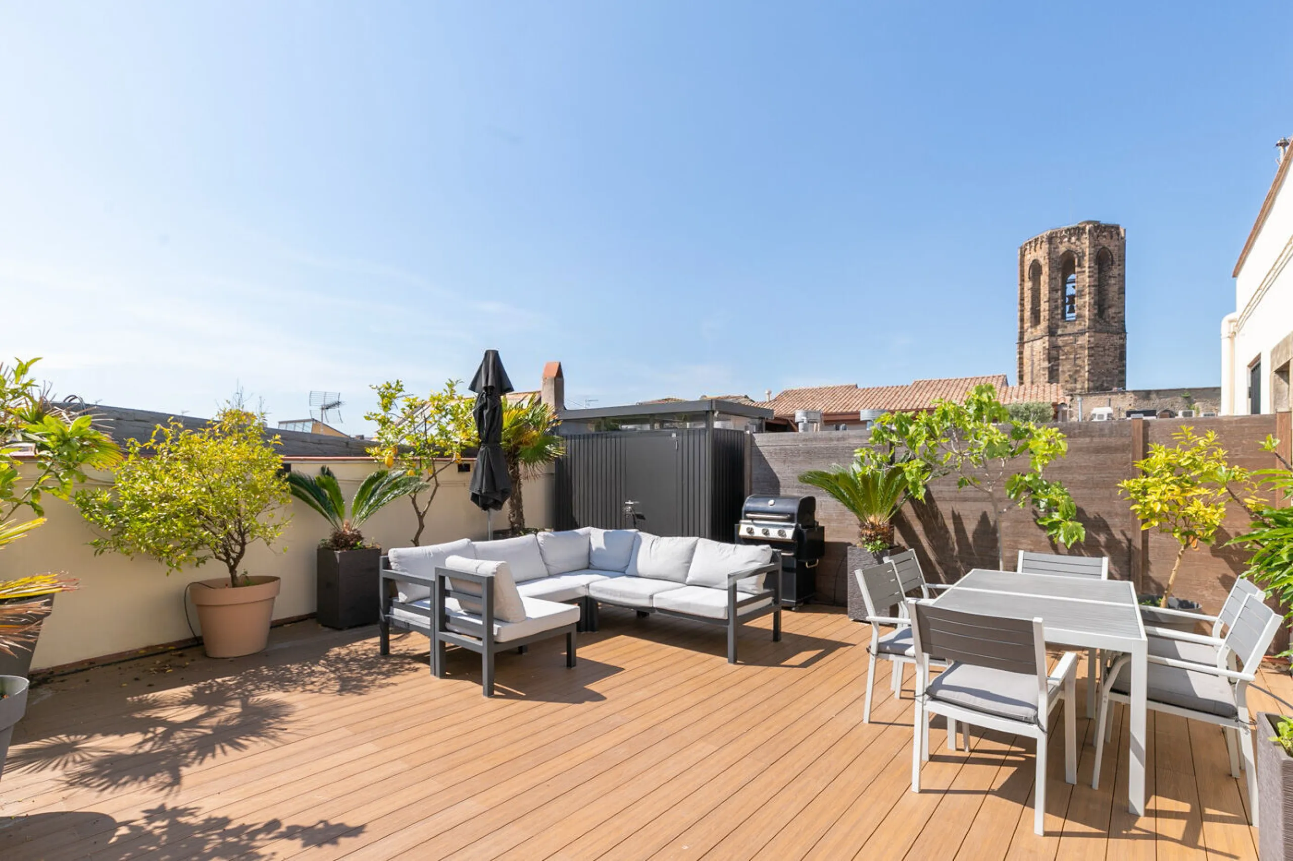 Historic Elegance with Private Terrace in the Heart of the Gothic Quarter, Barcelona