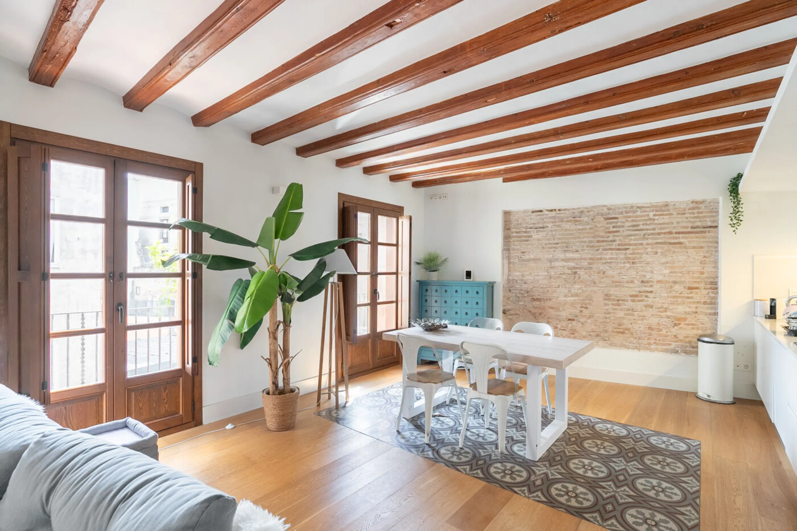 Historic Elegance with Private Terrace in the Heart of the Gothic Quarter, Barcelona