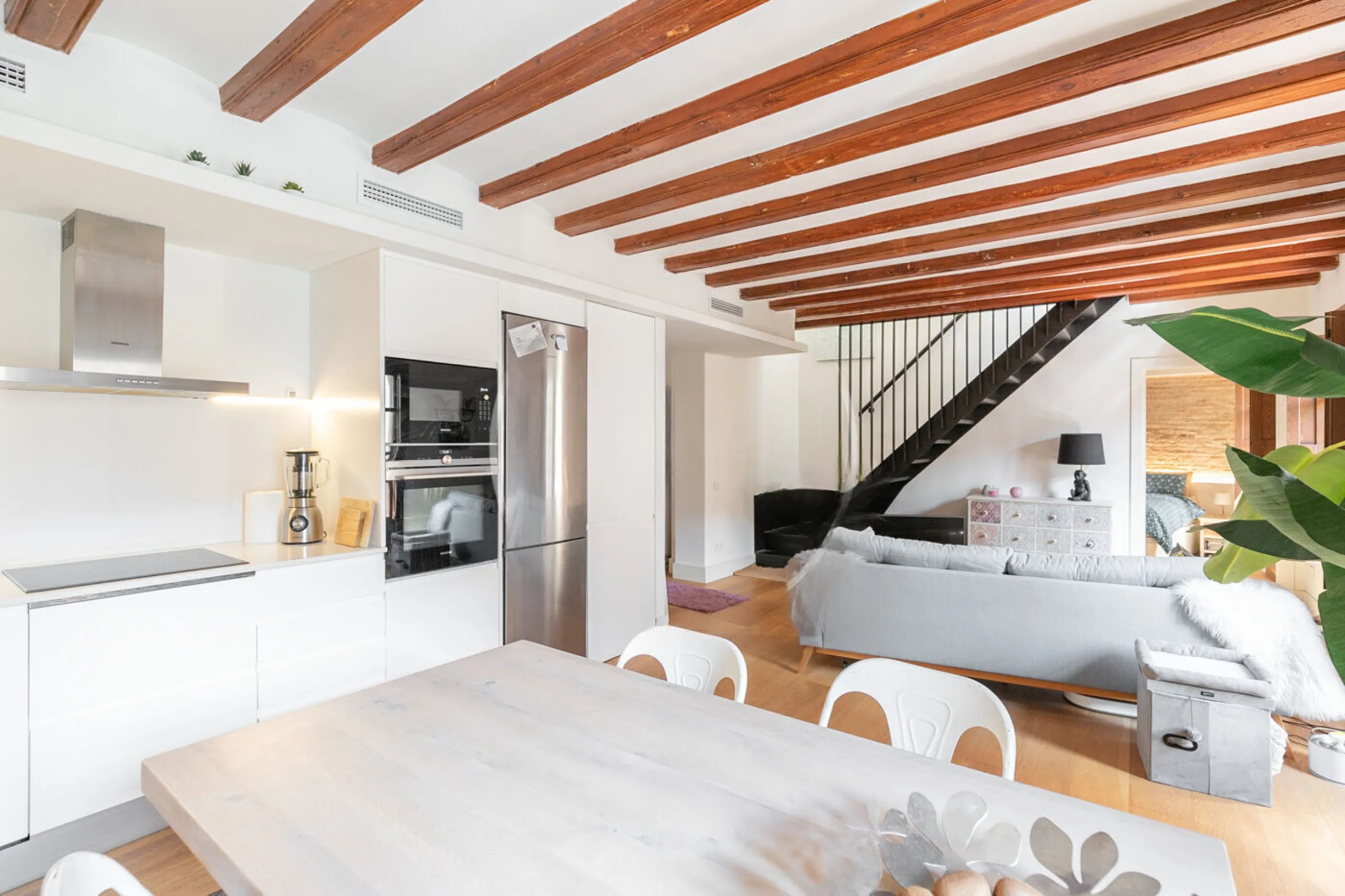 Historic Elegance with Private Terrace in the Heart of the Gothic Quarter, Barcelona