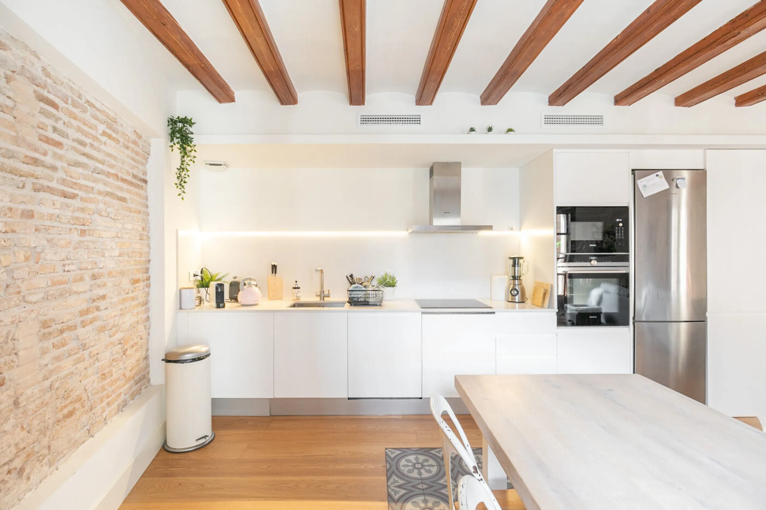 Historic Elegance with Private Terrace in the Heart of the Gothic Quarter, Barcelona