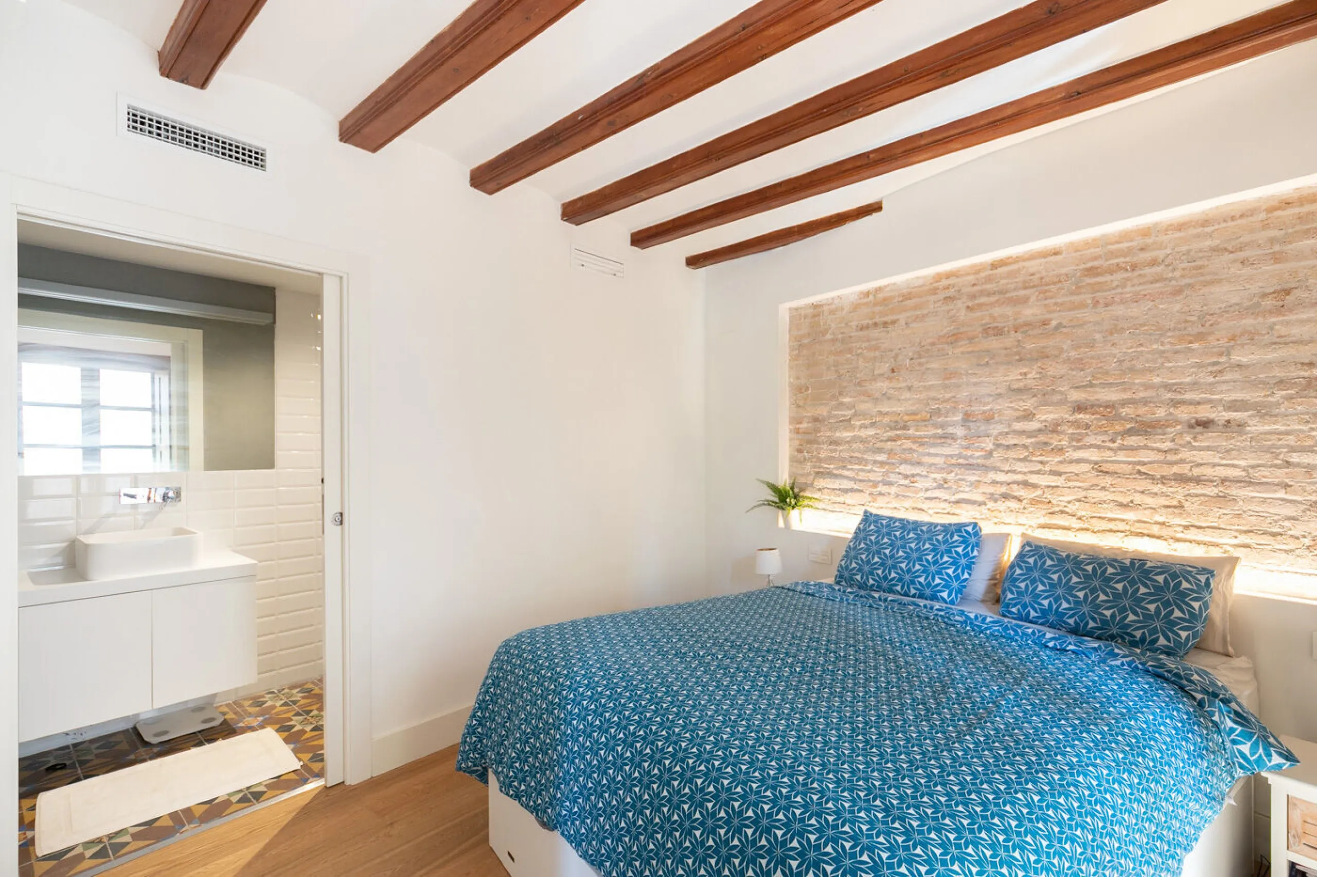 Historic Elegance with Private Terrace in the Heart of the Gothic Quarter, Barcelona