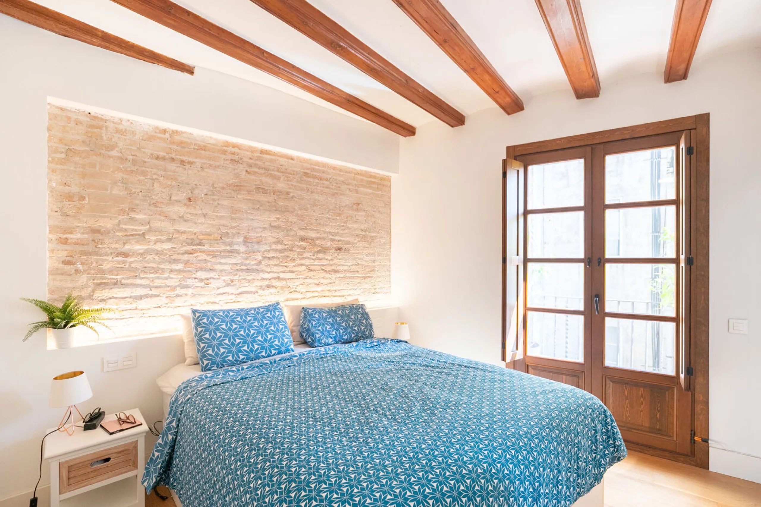 Historic Elegance with Private Terrace in the Heart of the Gothic Quarter, Barcelona