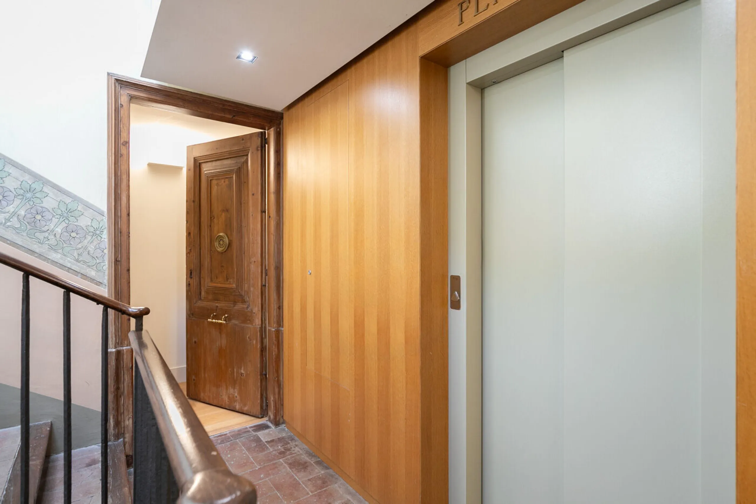 Historic Elegance with Private Terrace in the Heart of the Gothic Quarter, Barcelona