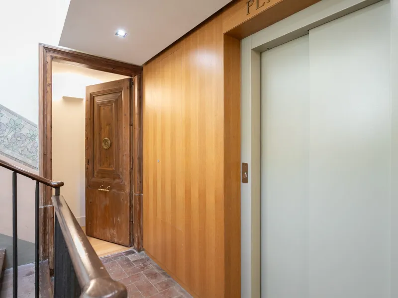 Historic Elegance with Private Terrace in the Heart of the Gothic Quarter, Barcelona