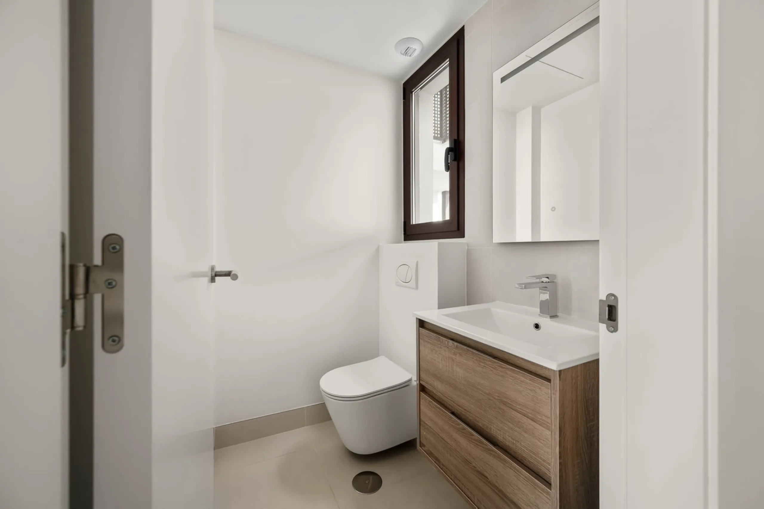Discover the epitome of contemporary, minimalist living with this exquisite apartment located in Reserva del Higuerón, just a leisurely 400-meter walk from the stunning beaches of Fuengirola.