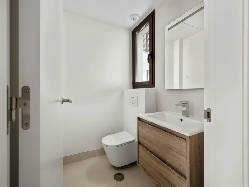 Discover the epitome of contemporary, minimalist living with this exquisite apartment located in Reserva del Higuerón, just a leisurely 400-meter walk from the stunning beaches of Fuengirola.