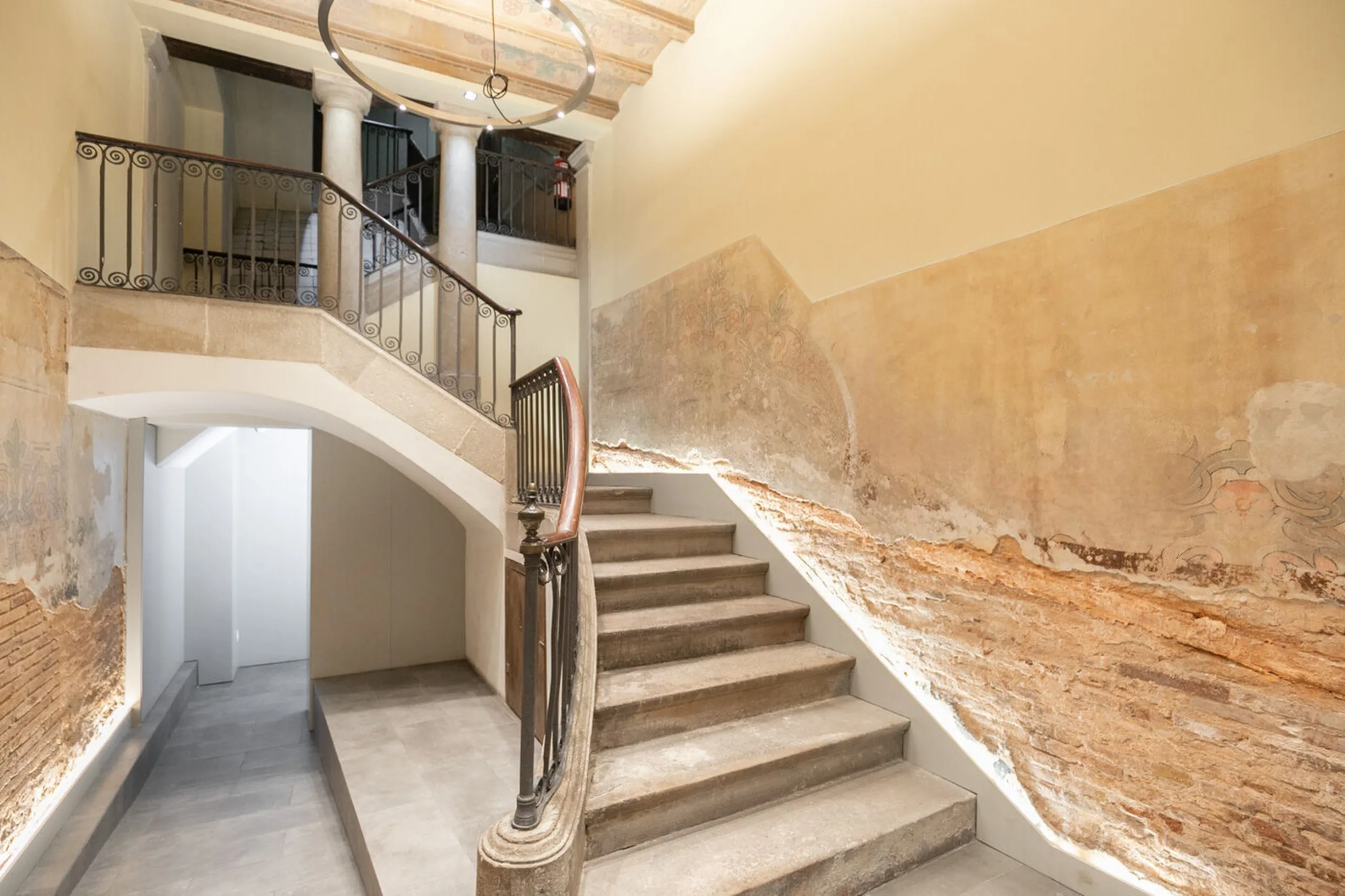 Historic Elegance with Private Terrace in the Heart of the Gothic Quarter, Barcelona
