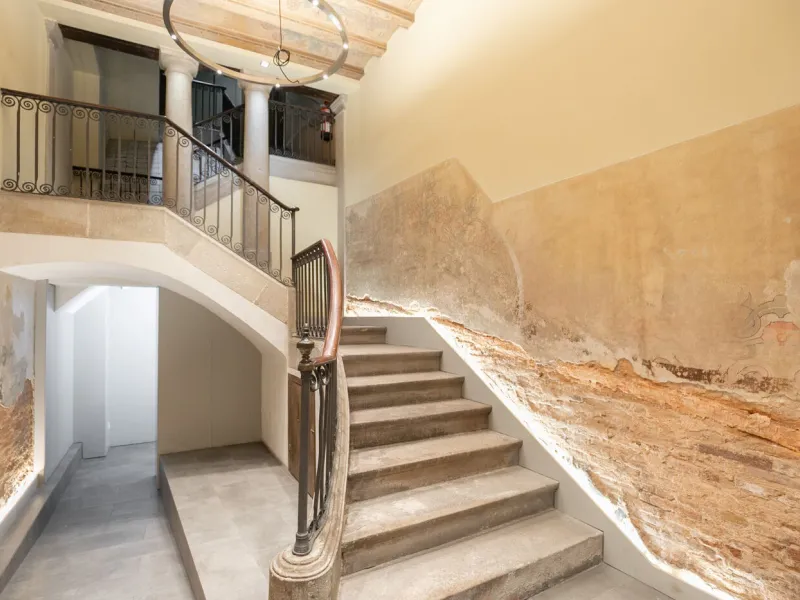 Historic Elegance with Private Terrace in the Heart of the Gothic Quarter, Barcelona