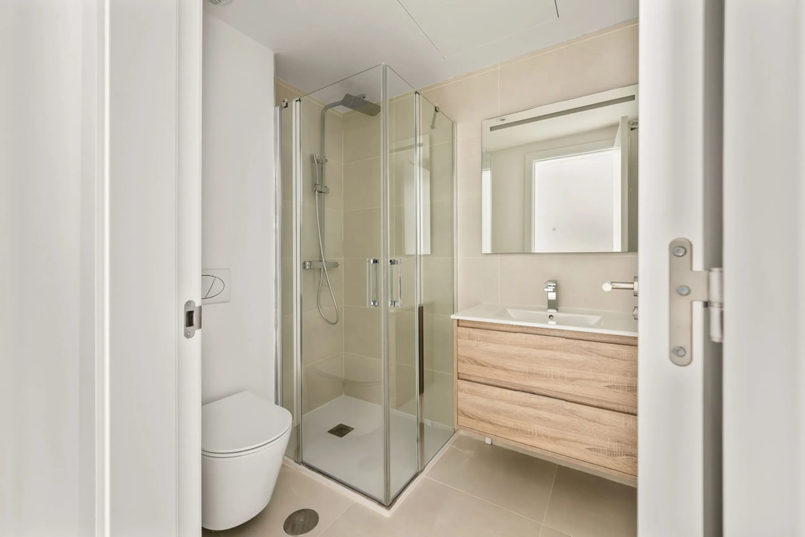 Discover the epitome of contemporary, minimalist living with this exquisite apartment located in Reserva del Higuerón, just a leisurely 400-meter walk from the stunning beaches of Fuengirola.