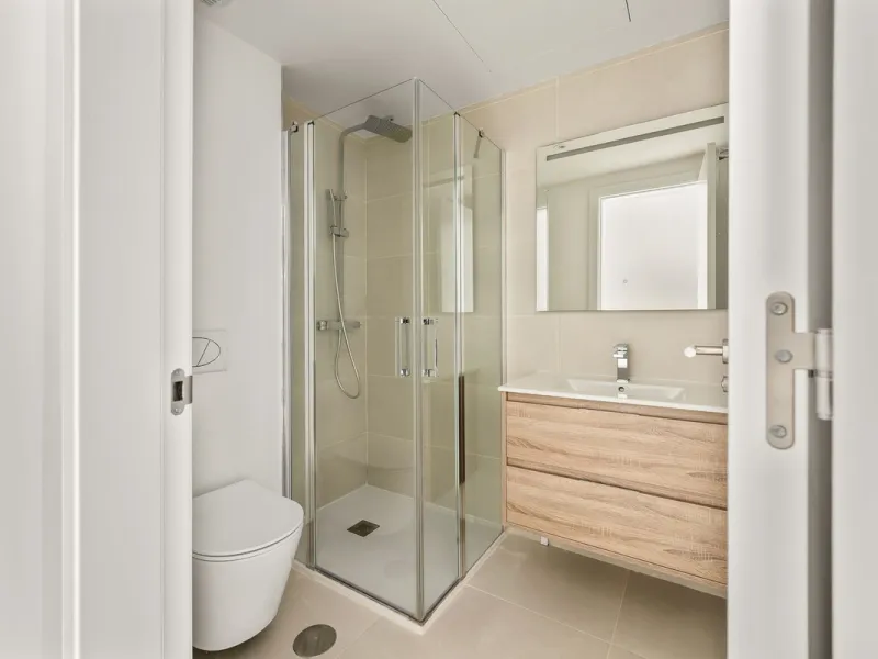 Discover the epitome of contemporary, minimalist living with this exquisite apartment located in Reserva del Higuerón, just a leisurely 400-meter walk from the stunning beaches of Fuengirola.