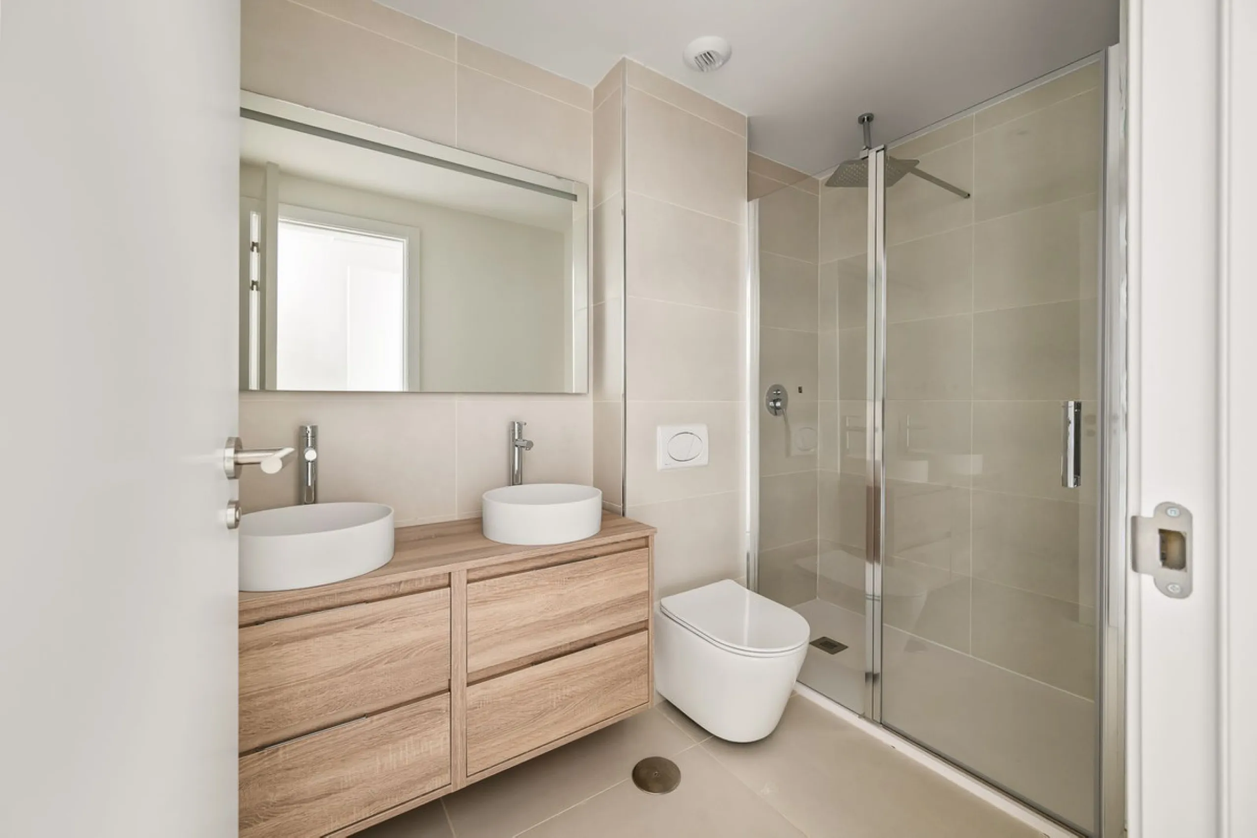 Discover the epitome of contemporary, minimalist living with this exquisite apartment located in Reserva del Higuerón, just a leisurely 400-meter walk from the stunning beaches of Fuengirola.