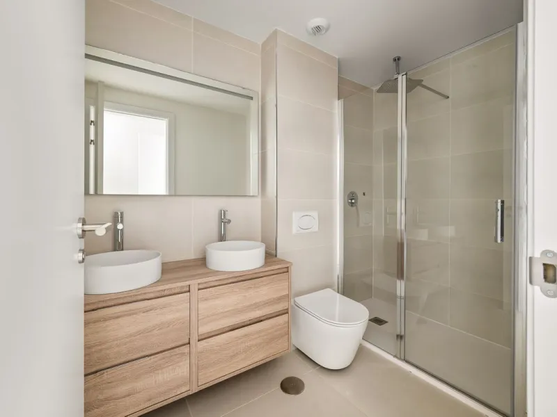 Discover the epitome of contemporary, minimalist living with this exquisite apartment located in Reserva del Higuerón, just a leisurely 400-meter walk from the stunning beaches of Fuengirola.