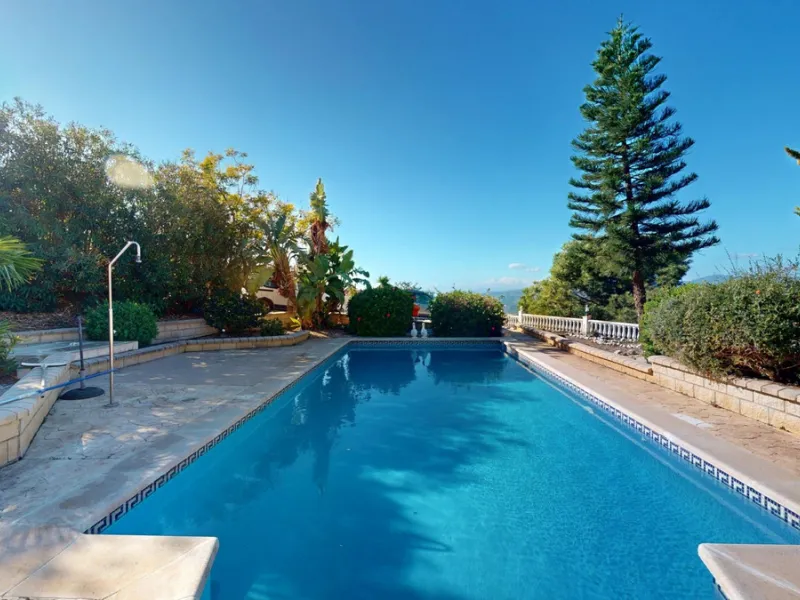 This elegant villa in Arenas, Málaga, offers a harmonious blend of space and style across two levels. The residence boasts four bedrooms and three bathrooms, with the primary bedroom providing generous personal space. The ground floor houses the main livi