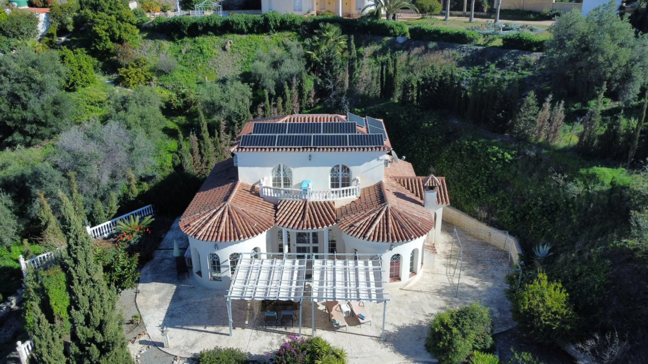 This elegant villa in Arenas, Málaga, offers a harmonious blend of space and style across two levels. The residence boasts four bedrooms and three bathrooms, with the primary bedroom providing generous personal space. The ground floor houses the main livi
