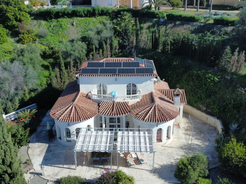 This elegant villa in Arenas, Málaga, offers a harmonious blend of space and style across two levels. The residence boasts four bedrooms and three bathrooms, with the primary bedroom providing generous personal space. The ground floor houses the main livi