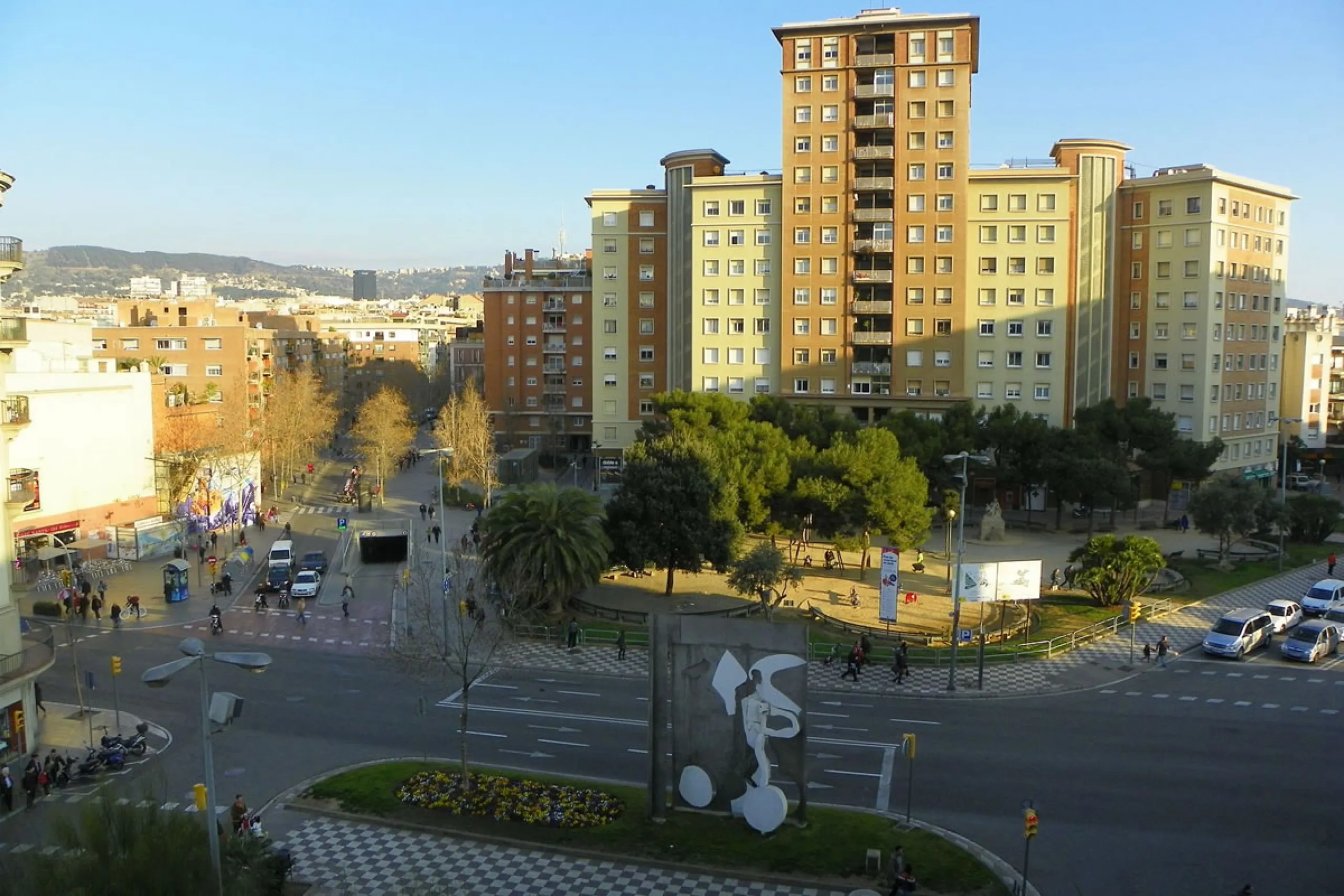 Corner Commercial Unit With Tenant for Sale in Barcelona