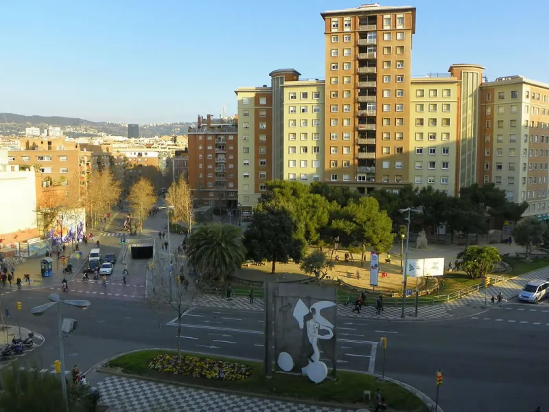Corner Commercial Unit With Tenant for Sale in Barcelona
