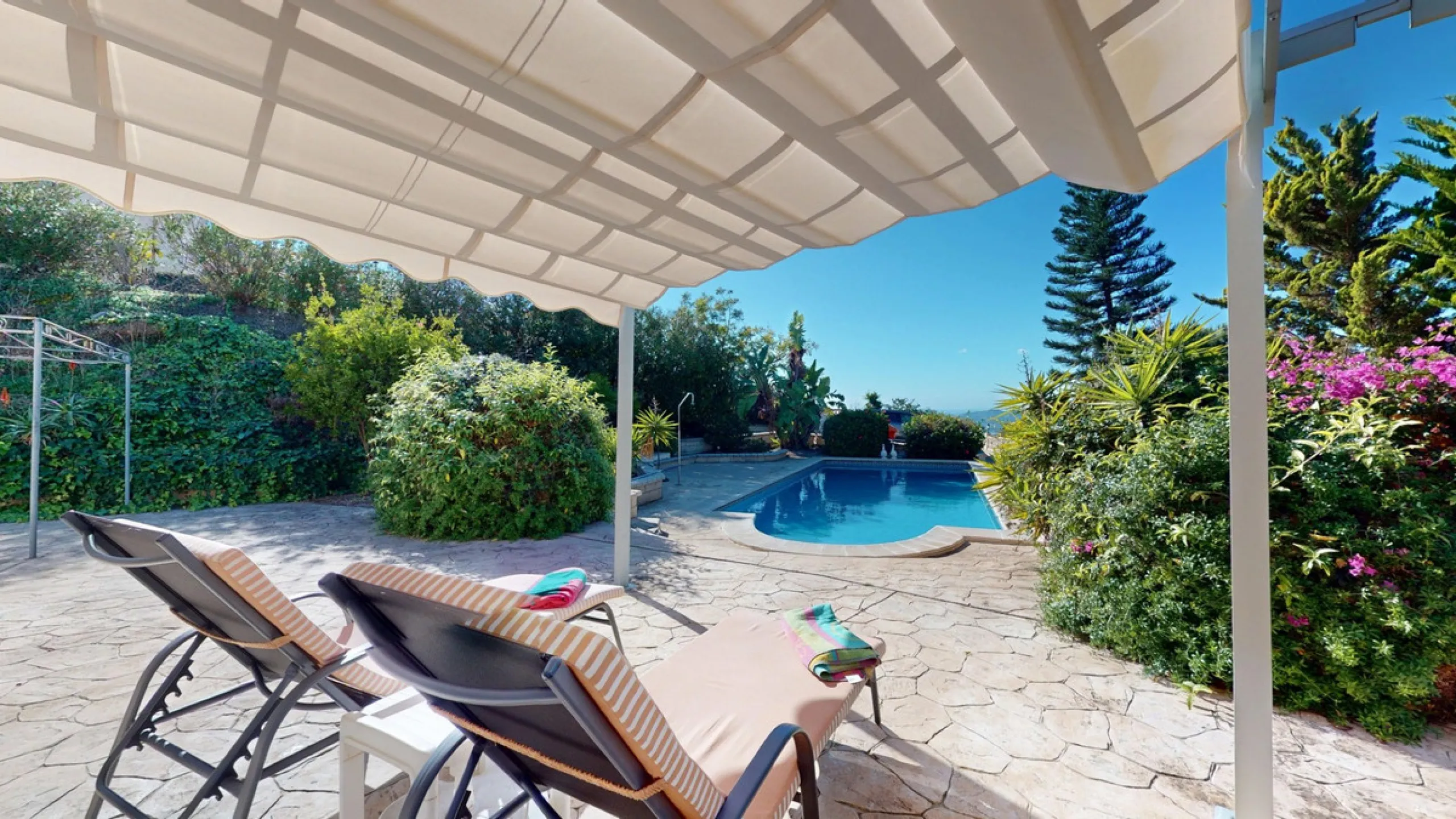 This elegant villa in Arenas, Málaga, offers a harmonious blend of space and style across two levels. The residence boasts four bedrooms and three bathrooms, with the primary bedroom providing generous personal space. The ground floor houses the main livi