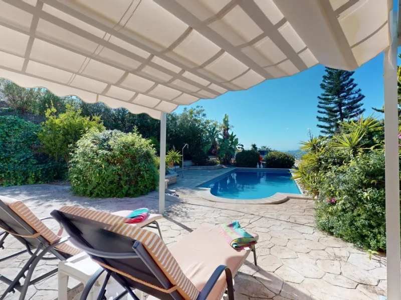 This elegant villa in Arenas, Málaga, offers a harmonious blend of space and style across two levels. The residence boasts four bedrooms and three bathrooms, with the primary bedroom providing generous personal space. The ground floor houses the main livi